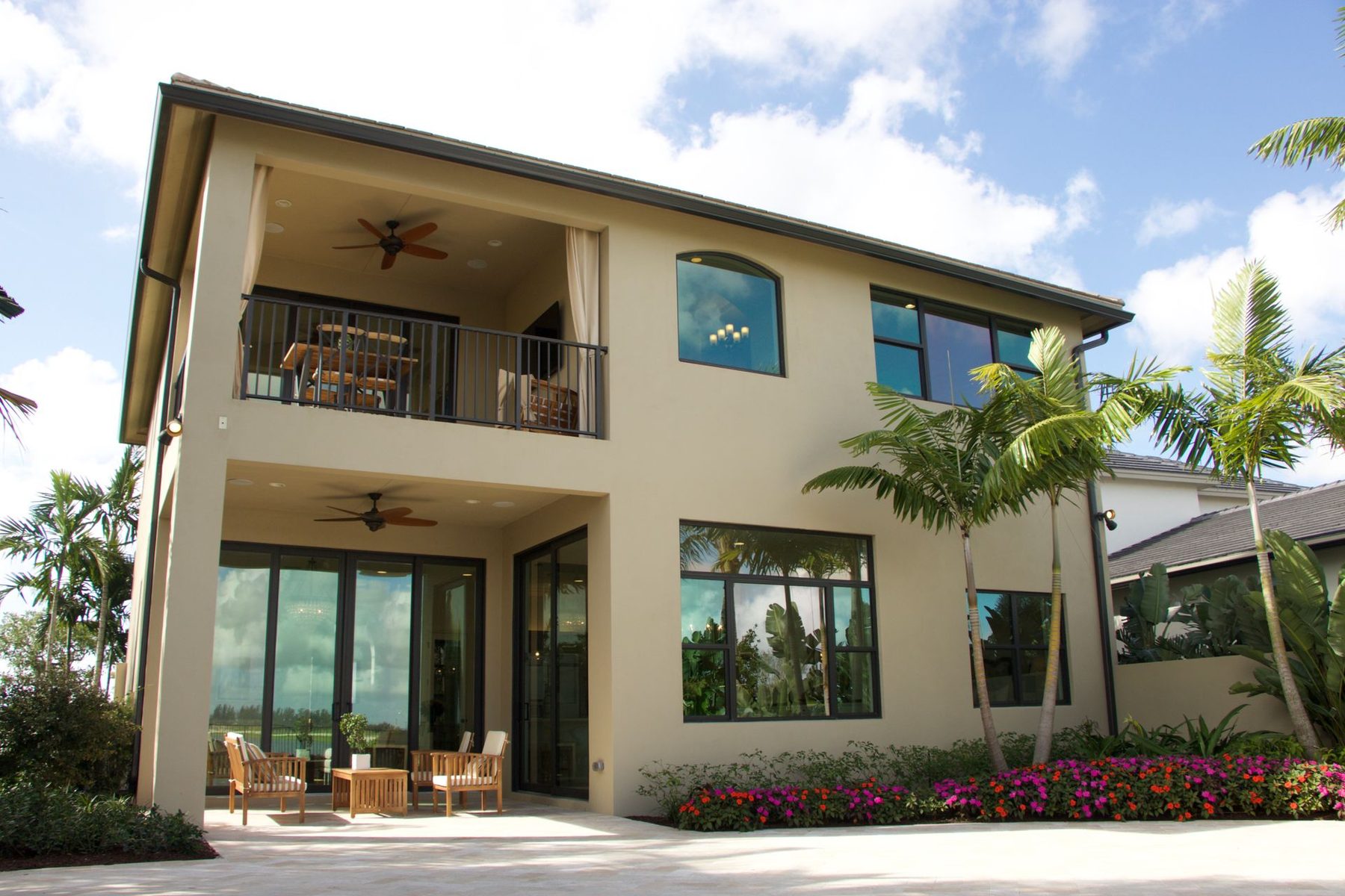 Casa de dois andares com jardim